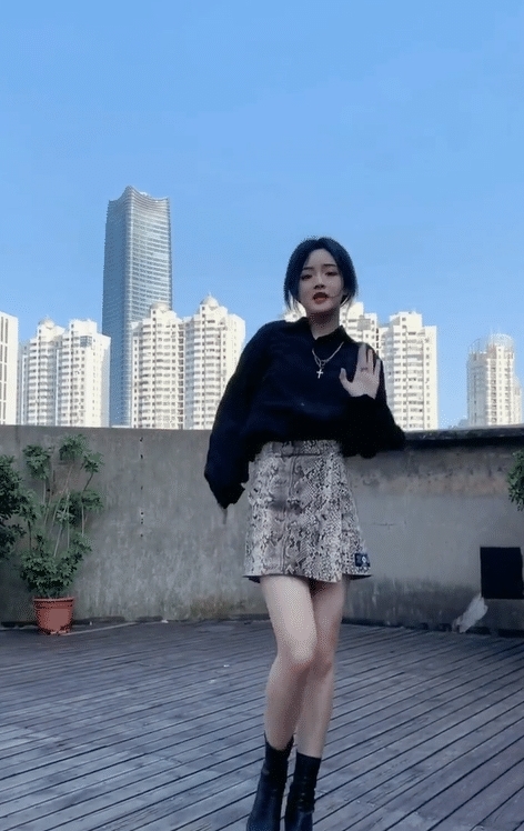 『小姐姐』街拍:暴露在空气中的这双腿,很美很美