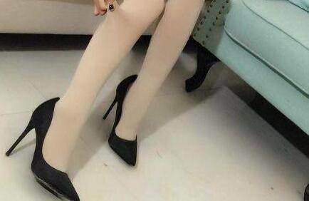 细脚高跟鞋，修饰出女性顺畅的腿形，展现迷人的风采！