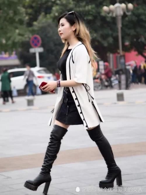  #气质#40岁的女性想要保持魅力，“丝袜＋高跟鞋”少不了，让你气质永驻！