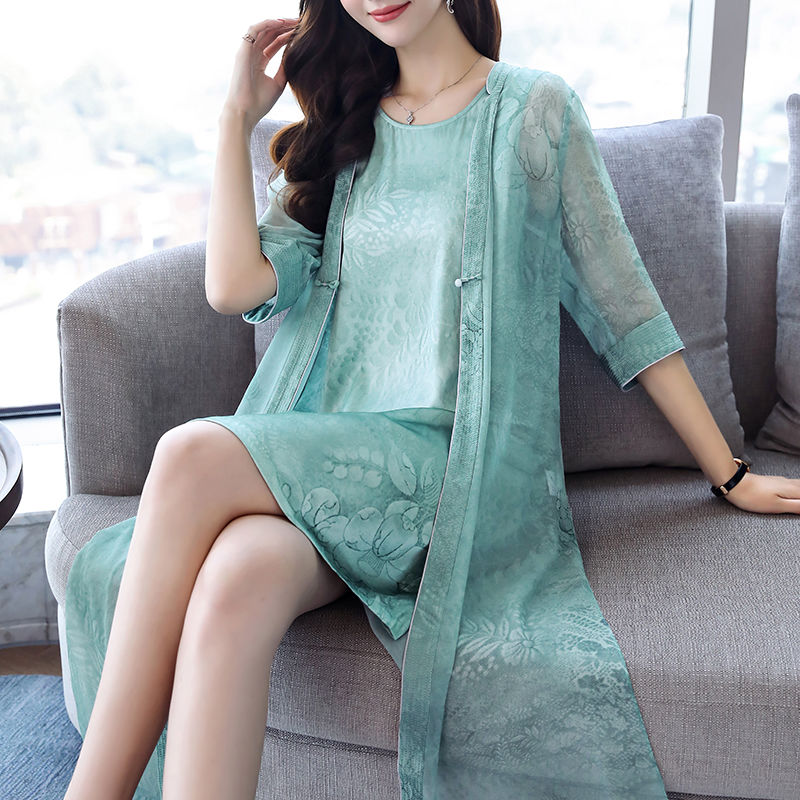 不得了，60后老婆穿这大码素雅裙，真是太美了，美出新高度