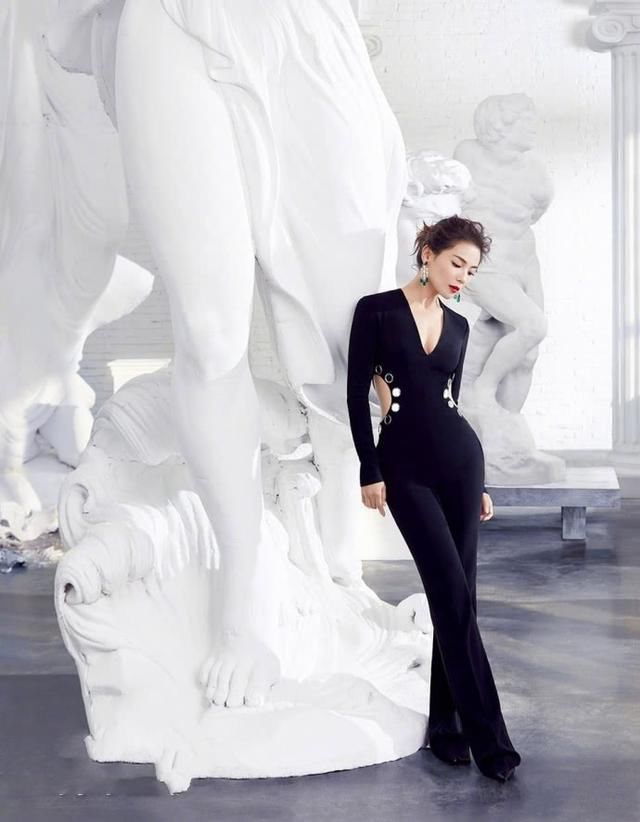 40岁刘涛真疯狂，这么紧的黑裙也要硬穿，一走路时就尴尬了！