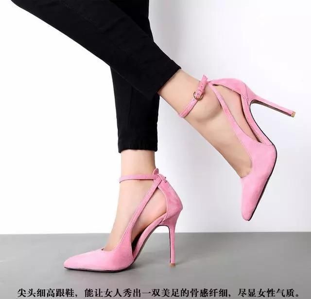女人在穿高跟鞋站立时，一定要舒展开双脚的脚趾!