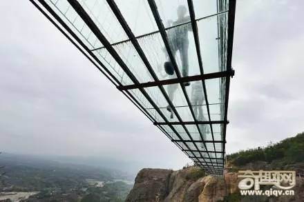 世上最长全透明玻璃桥开放!美女吓尿说：谁背我过去，就嫁给他！