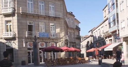 西班牙有一座没有私家车的城市，出门靠走开车会被重罚