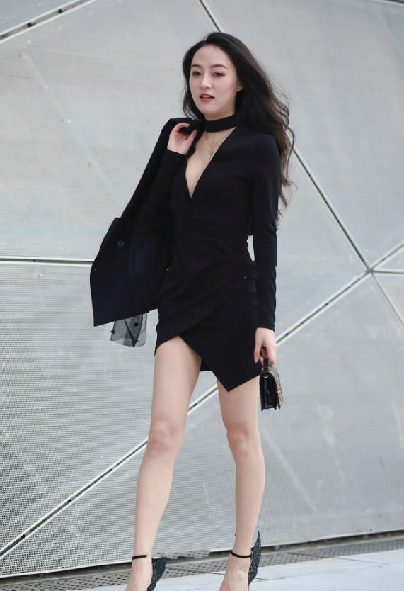 街拍，图1黑色吊带裙，图2修身衣，图3高雅的气质尽显女神范