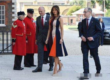 第一夫人梅拉尼娅一改严肃脸, 穿13厘米高跟鞋为贝嫂带货连衣裙