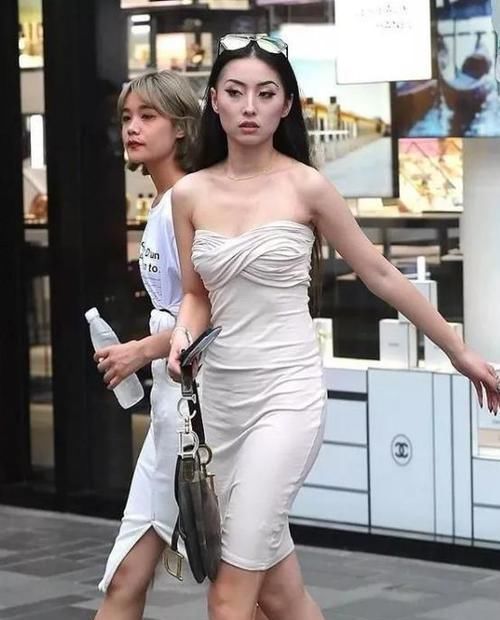 「气质」街拍:明眸善睐的小姐姐,一件白色上衣配蓝色休闲裤,时尚气质范