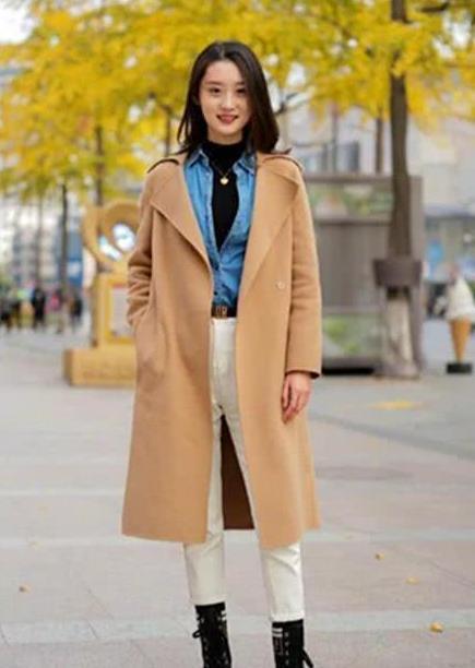  「休闲裤」街拍：温雯尔雅的美女，一件枣红色的上衣配灰色休闲裤，气质十足