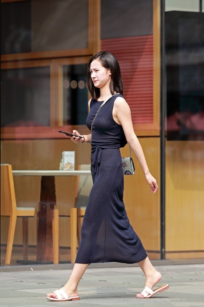 街拍：一步长裙的大姐姐，在阳光下大长腿掩盖不住!