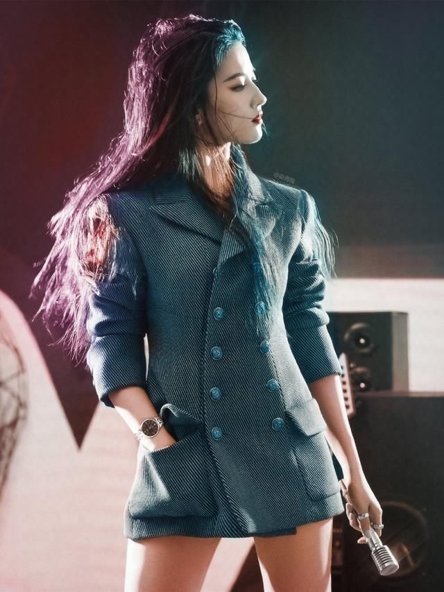 30岁刘亦菲，穿深V刺绣薄纱裙惊艳众人