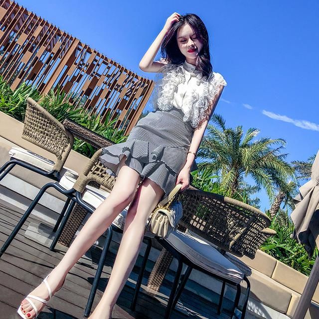 很有女人味的包臀半身裙，搭配衬衫，气质迷人