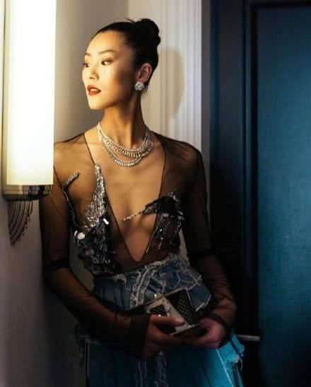 刘雯新造型无眉星人，红唇好突兀，看不懂的时尚，被设计师坑惨了