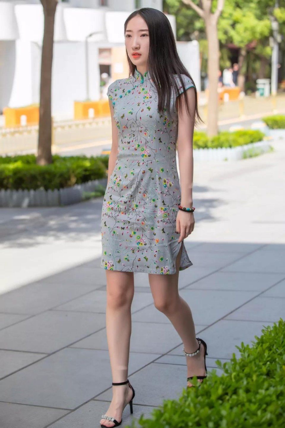 街拍：紧身旗袍，长发美