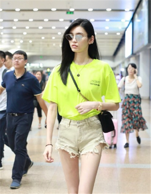 奚梦瑶一身穿搭45万，网友：穿出了45块的感觉