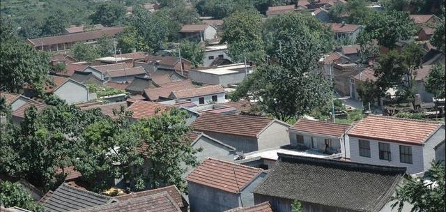 有农民辛辛苦苦盖好新房，却不装修也不住人！专家：到底想干嘛？