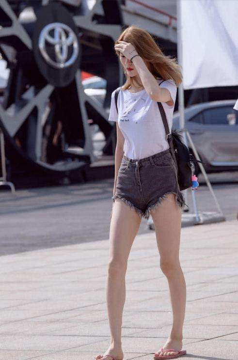 街拍: 皮肤白净的小姐姐短裤显露出逆天大长腿 回头率百分百