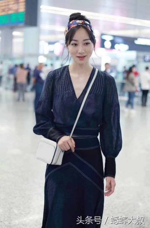 不老女神韩雪机场惊艳亮相，高腰包臀裙凸显女人味