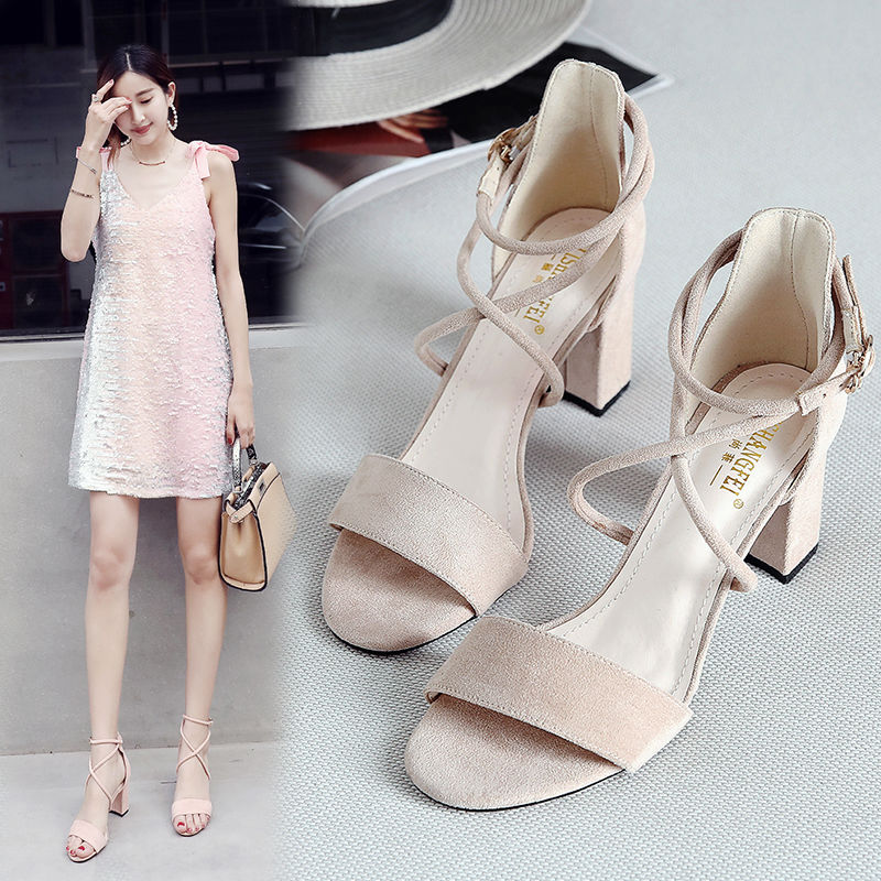 上脚清爽透气的高跟凉鞋，真的很是有时尚女神韵味哦，十足的漂亮