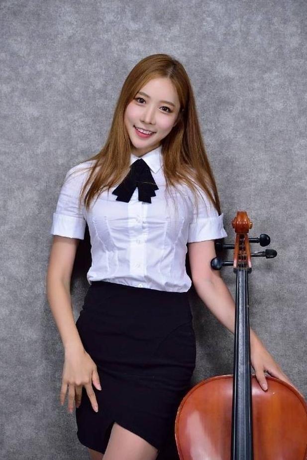 街拍：白色衬衫的小姐姐，一副OL模样，办公室女神的存在!