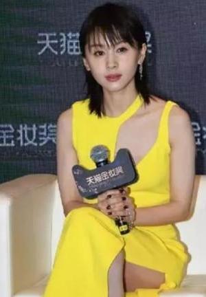 王子文厉害了，裙子“挖剪”成这样还要穿，网友：大开眼界