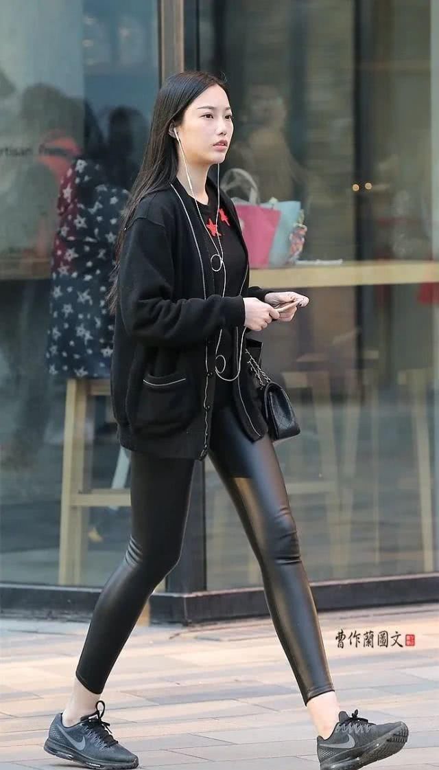  #漂亮#时尚街拍：用紧身皮裤配搭初春的漂亮美女