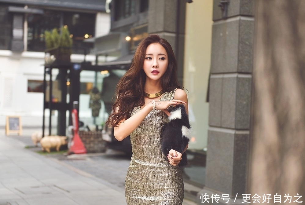 「美女」美女街拍:金色吊带连衣裙搭配黑色丝袜,小姐姐高贵气质一显无遗