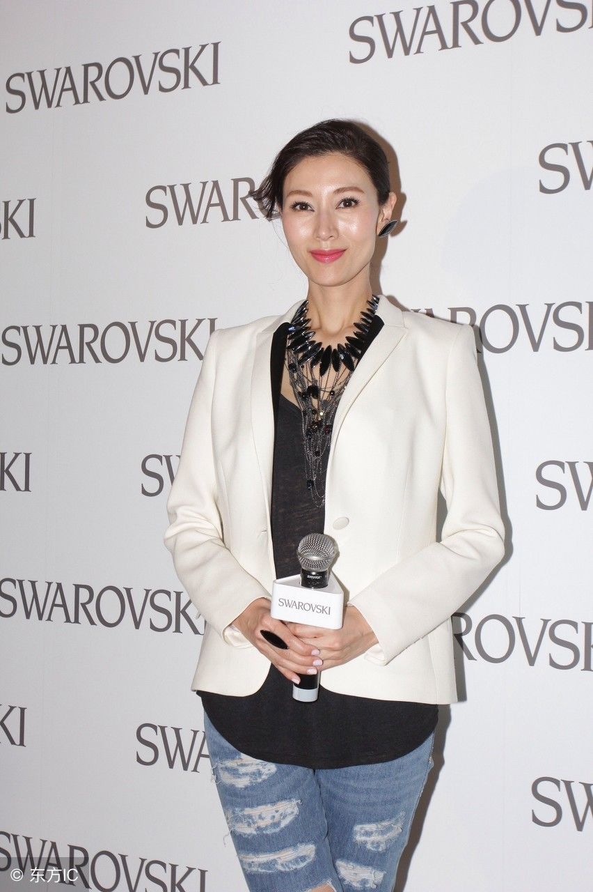 48岁李嘉欣脚踩绿色高跟鞋造型一言难尽 网友:白瞎这高颜值!