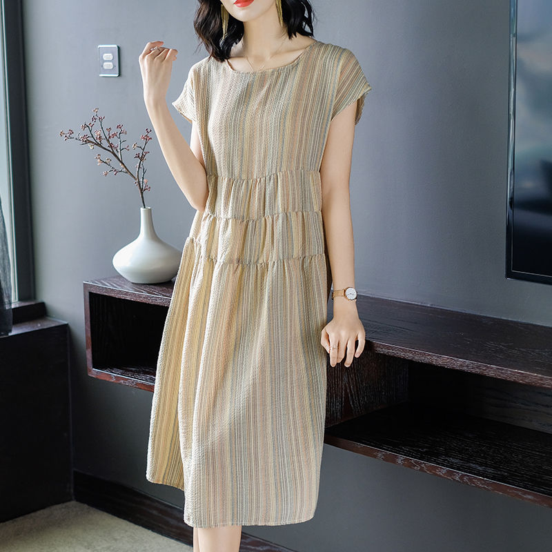 40岁的漂亮老婆，真心会打扮!穿一袭真丝裙，人见人说美