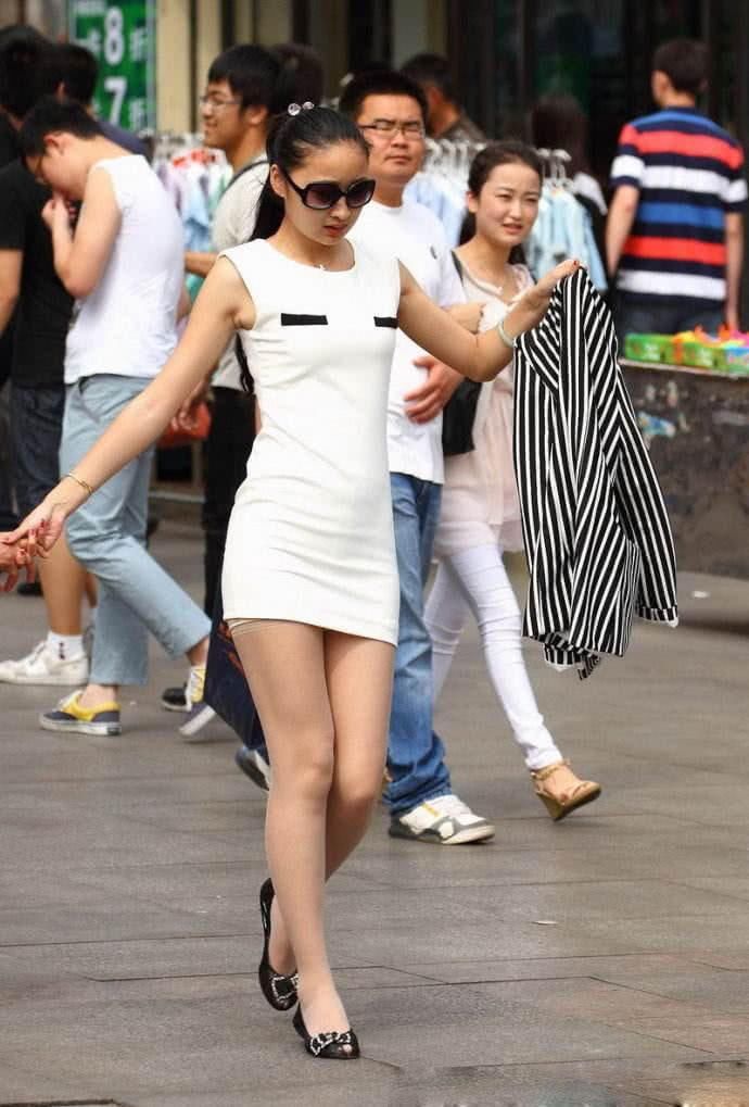 街拍美女:图1身材凸凹，图2时髦，图3迷人空姐，图8萌妹子