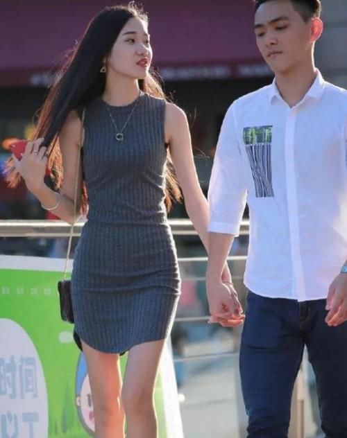  【软玉温香】养眼女神街拍：软玉温香的美女，一件黑色的连衣裙，时尚优雅气质迷人