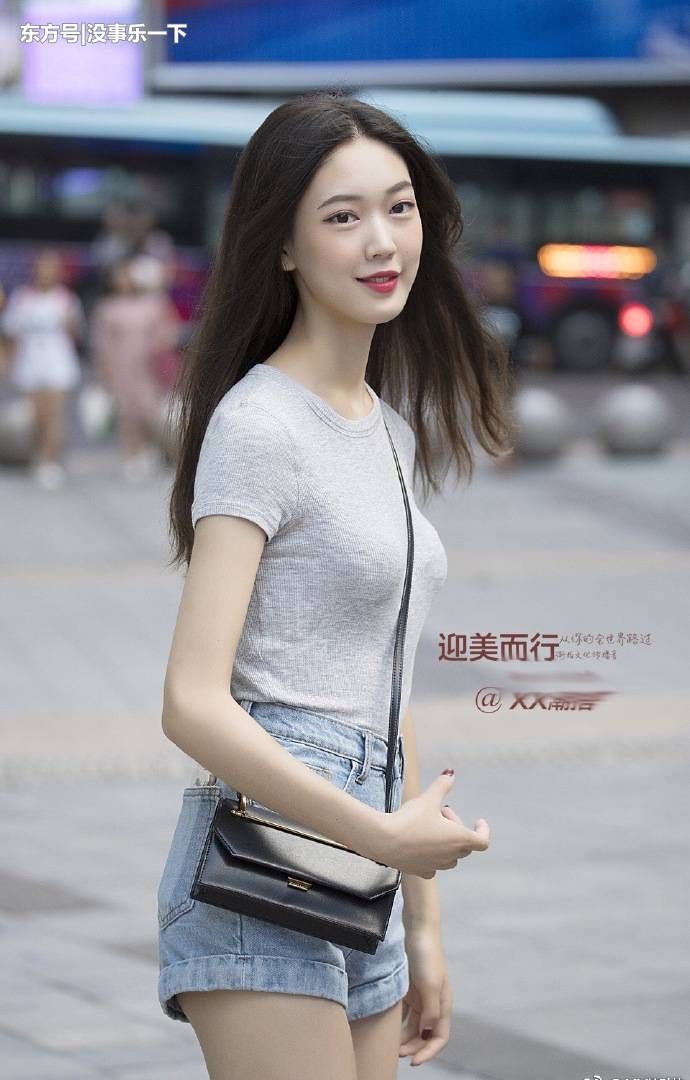 街拍重庆：初秋换季，懂时尚穿搭的，一样可以轻松的美下去！