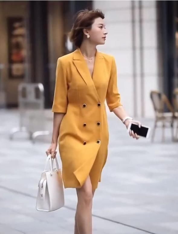 没错■街头偶遇一美女,由内而外散发都市女郎气息,是最佳女友型没错!