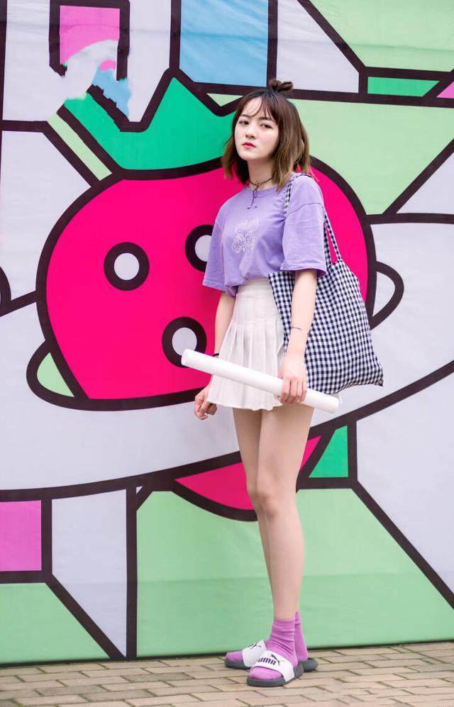 街拍：穿着明亮又凉快的小姐姐，凸显邻家女孩儿的乖巧形象！