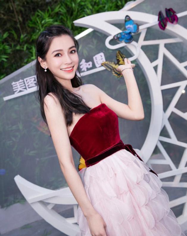 21岁关晓彤和29岁baby同时撞衫,网友:装萌和真萌一目了然