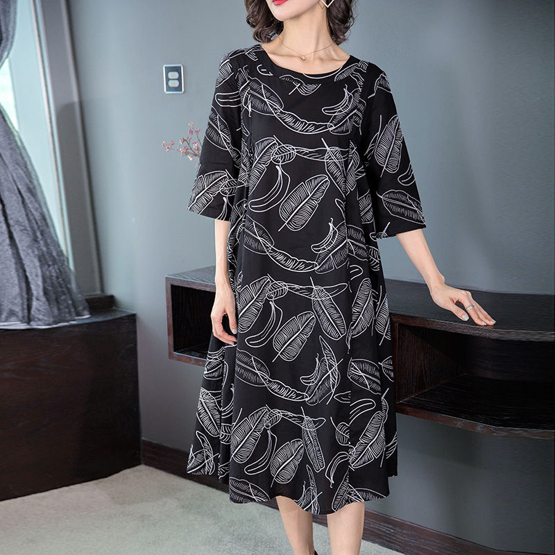 60后女人不要穿的太嫩了,多穿这样子的蚕丝连衣裙,高贵又减龄