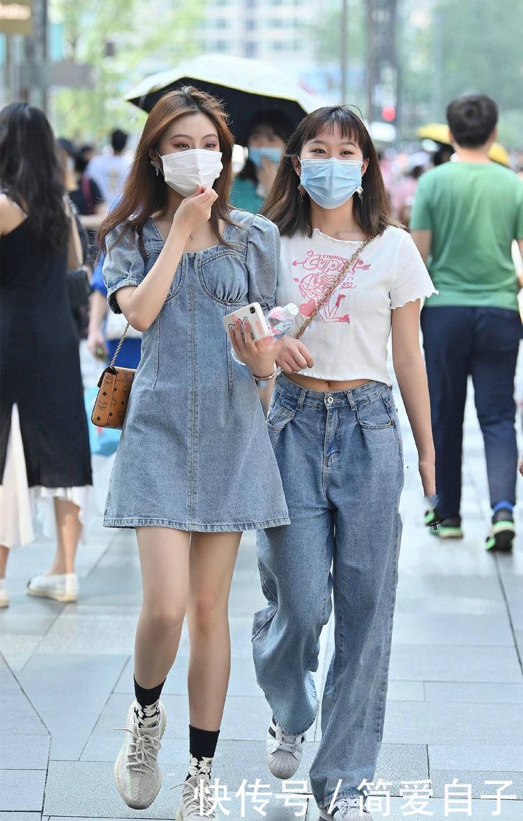  美女|小姐姐一件白色短袖T恤，搭配一条蓝色牛仔短裙，美得冒泡