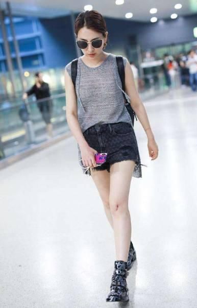 马苏短裤短得只剩一个“三角形”，网友:大腿根都快露了，真会玩