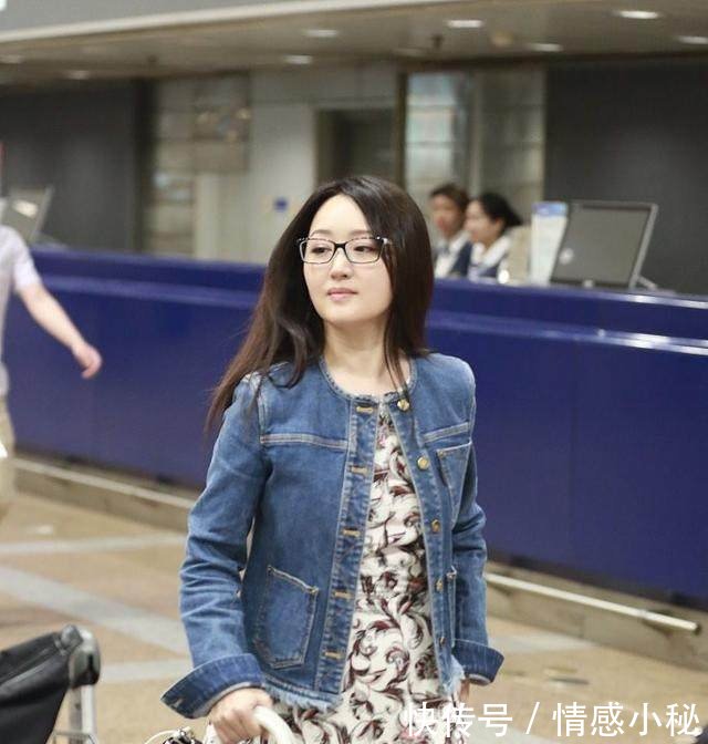 46岁杨钰莹近照曝光,胖了很多,穿的鞋子也是醉了!