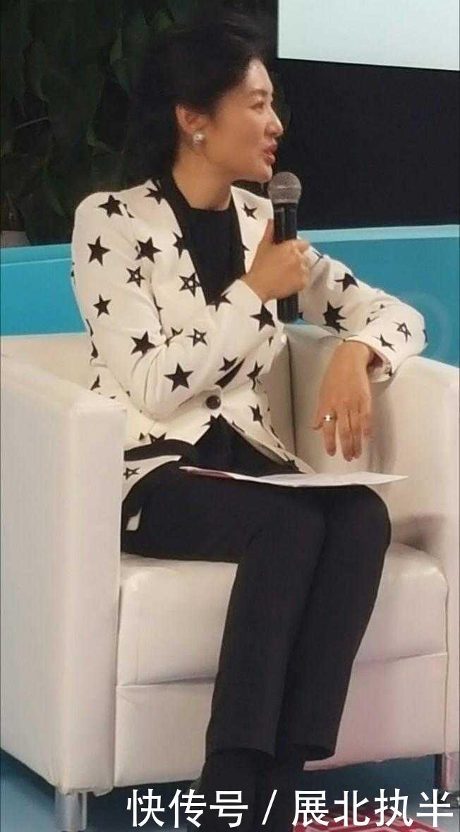 『不失』周涛真的太适合穿西装,白色星星图案西装干练知性,又不失俏皮感