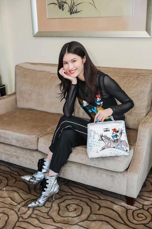 何穗酒红色吊带连体裤，走路下半身造型一言难尽，网友：真显腿粗