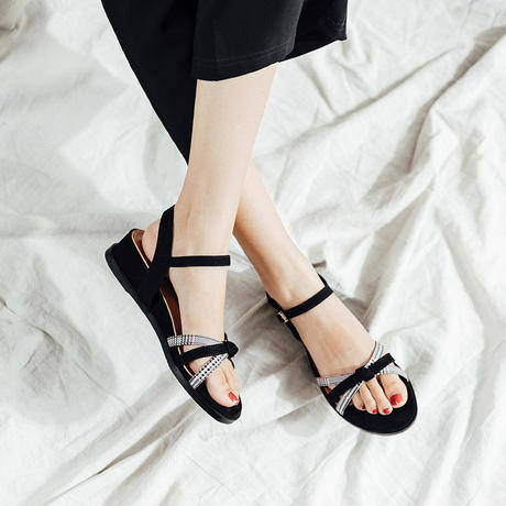 百搭俏皮感凉鞋，气质透着光，轻龄清爽，微微一脚很倾城