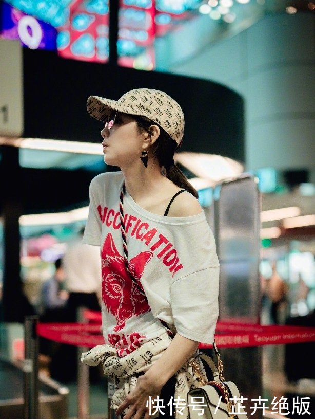 真是服了陈嘉桦，硬是把白T恤穿成露肩衣，露出内衣带不尴尬吗？