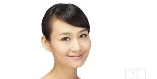  「皮肤」晚上护肤：清洁皮肤、涂抹肌底液、化妆水滋润肌肤