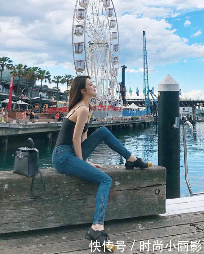 紧身裤搭配出让人过目不忘的女神格调，展现出迷人的风采！