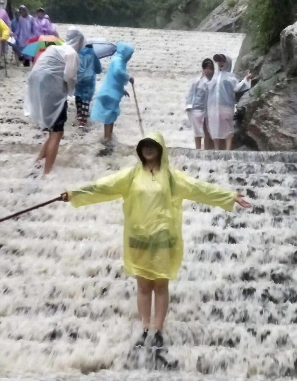 天降暴雨泰山景区台阶变“瀑布” 不少游客逆流而上