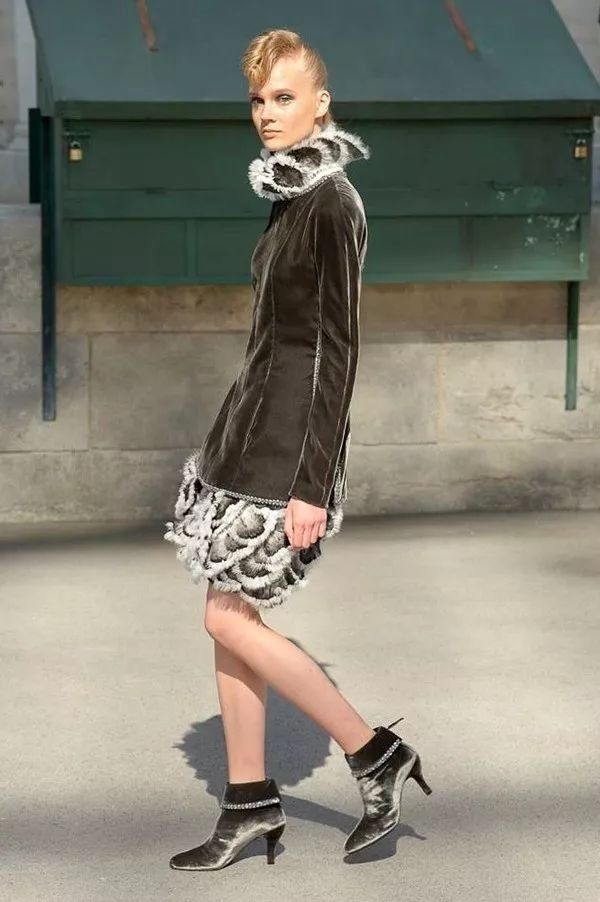 我们在巴黎大皇宫变的书报亭里问了周迅和刘雯一些小秘密……