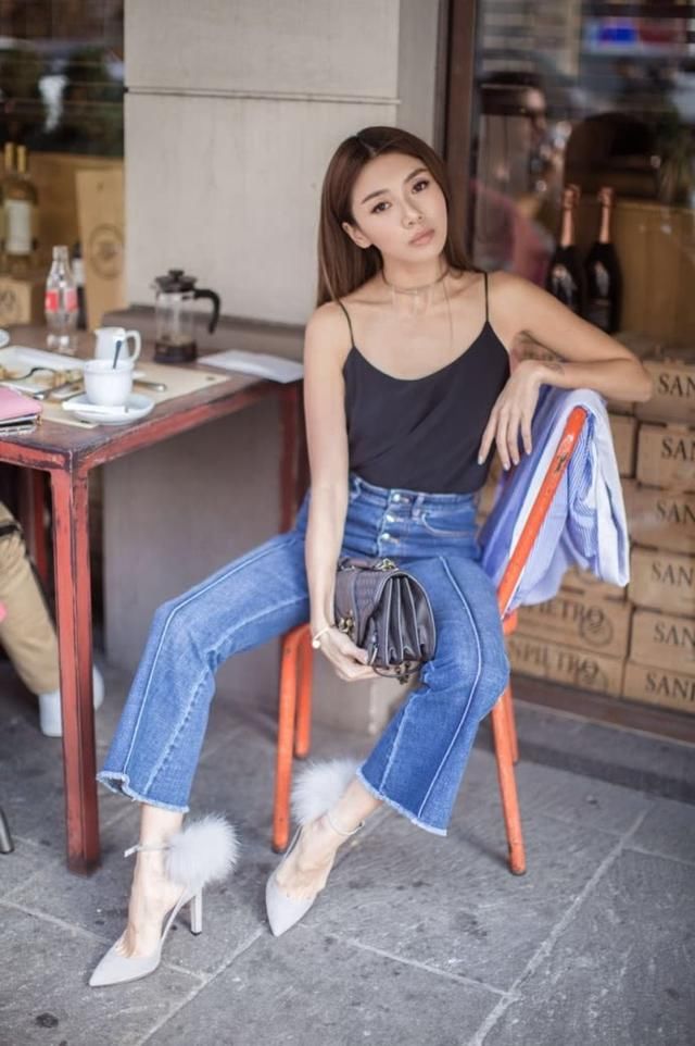 程晓玥裙子穿的太短，坐下时尴尬了！网友：我是郑恺也不要你！