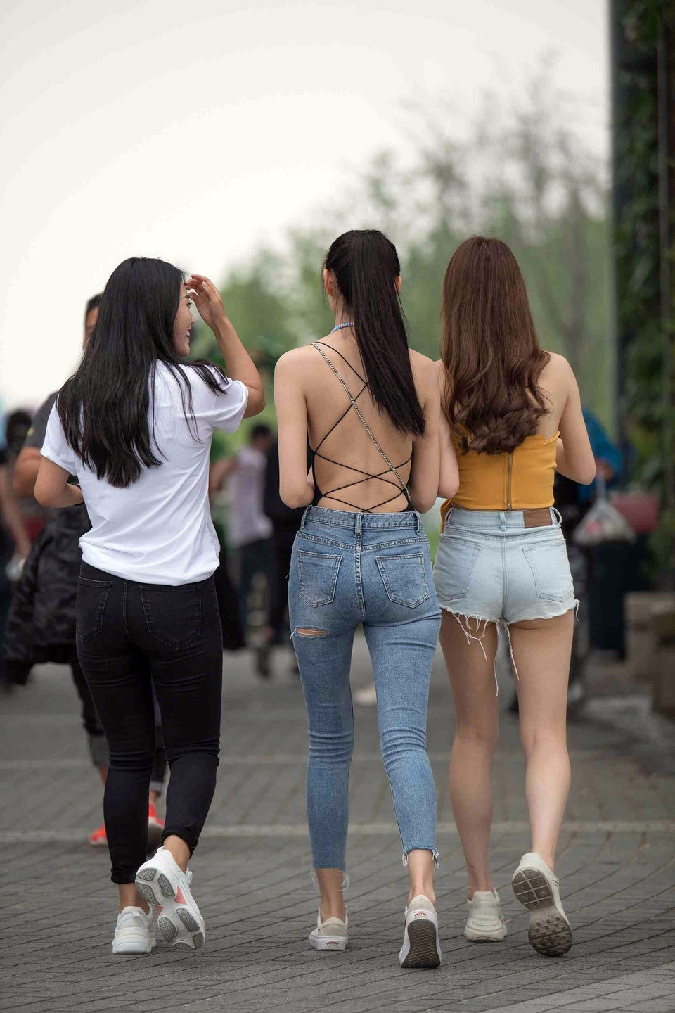 夏天怎么装扮，看看这些小姐姐这样穿身材，颜值，性感都穿出来!
