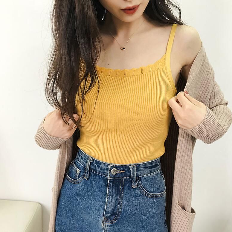 女人身材好别藏着，紧身背心光着穿，丰满性感，勾勒出火辣小蛮腰