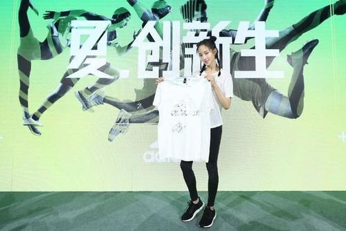 张钧甯穿着运动装紧身裤秀身材，对比与宋祖儿，丝毫看不出年龄！